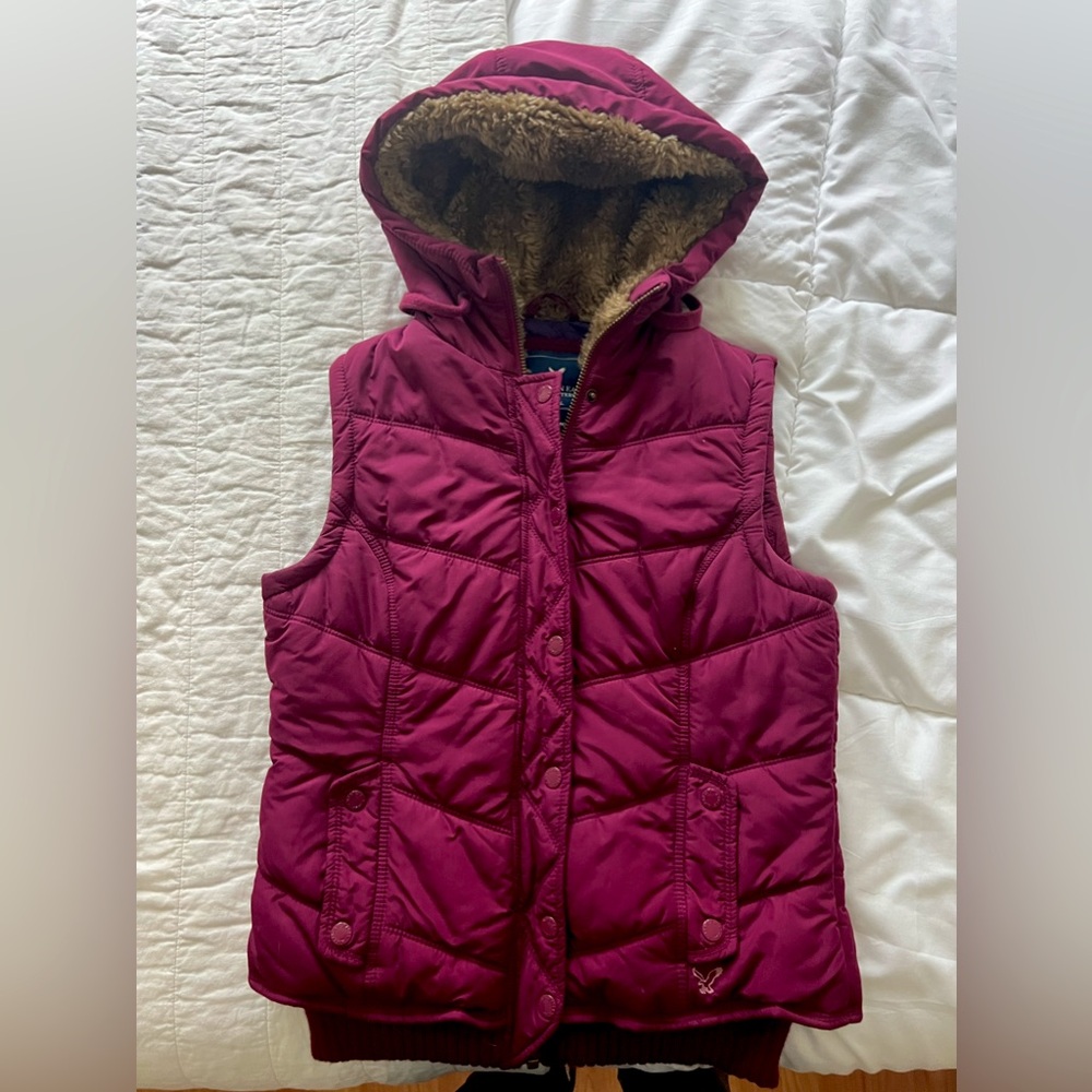 EUC Maroon American Eagle puffer vest with faux fur hood.
